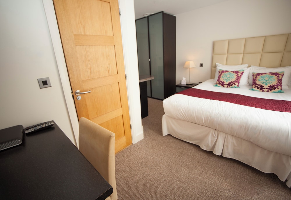 ROOM, DOUBLE BED
