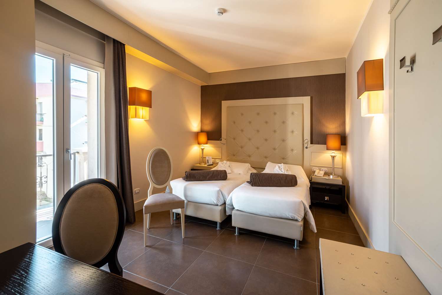 Fresky, Twin Beds