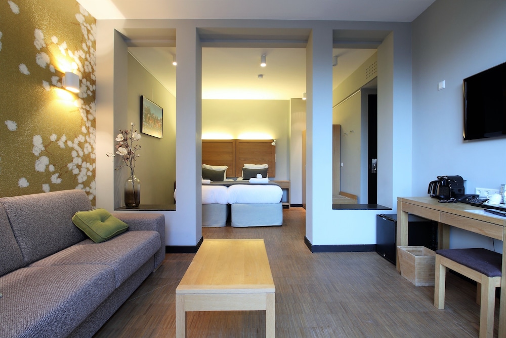 THE BANK HOTEL 33/39