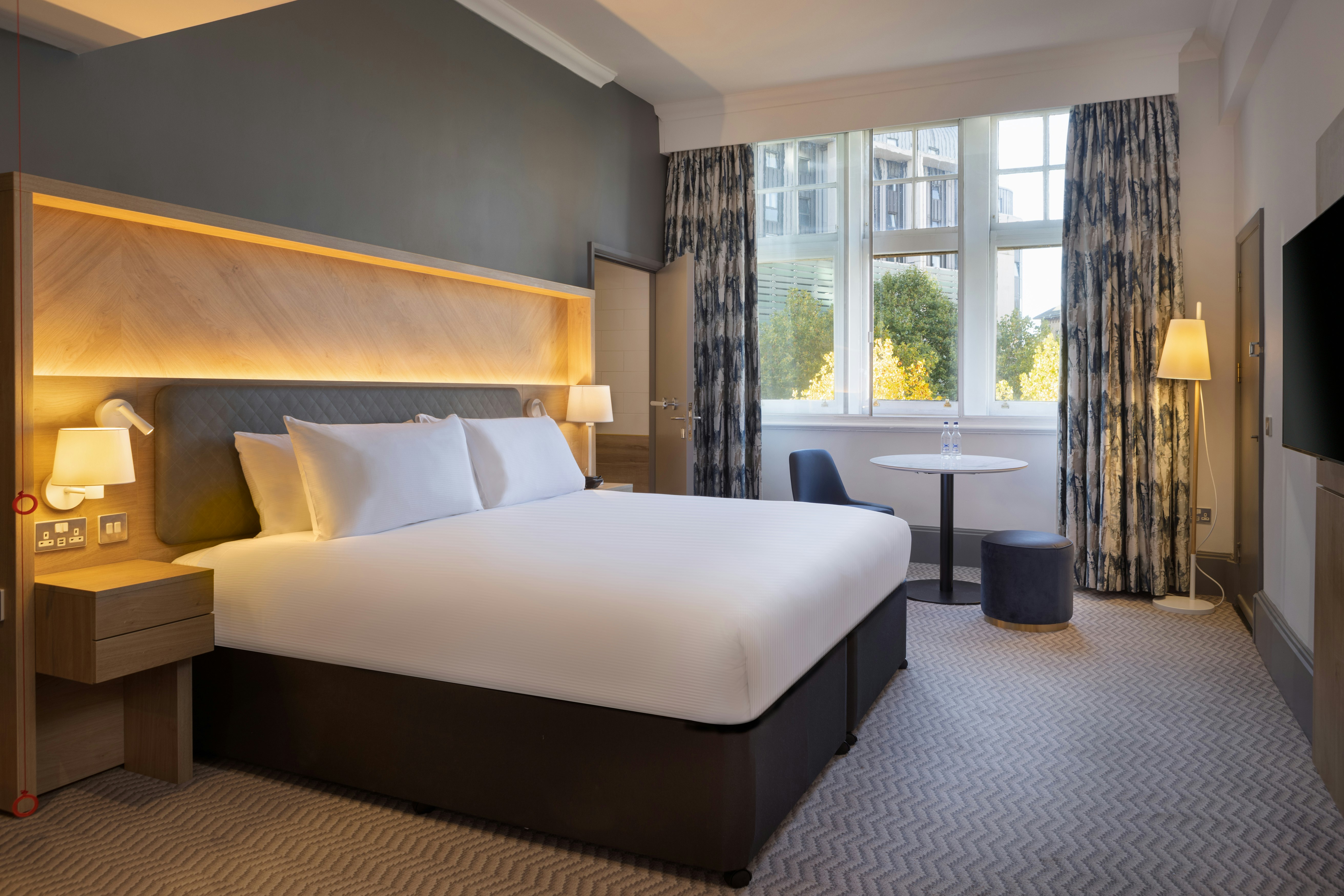 GUEST ROOM, KING BED, ACCESSIBLE