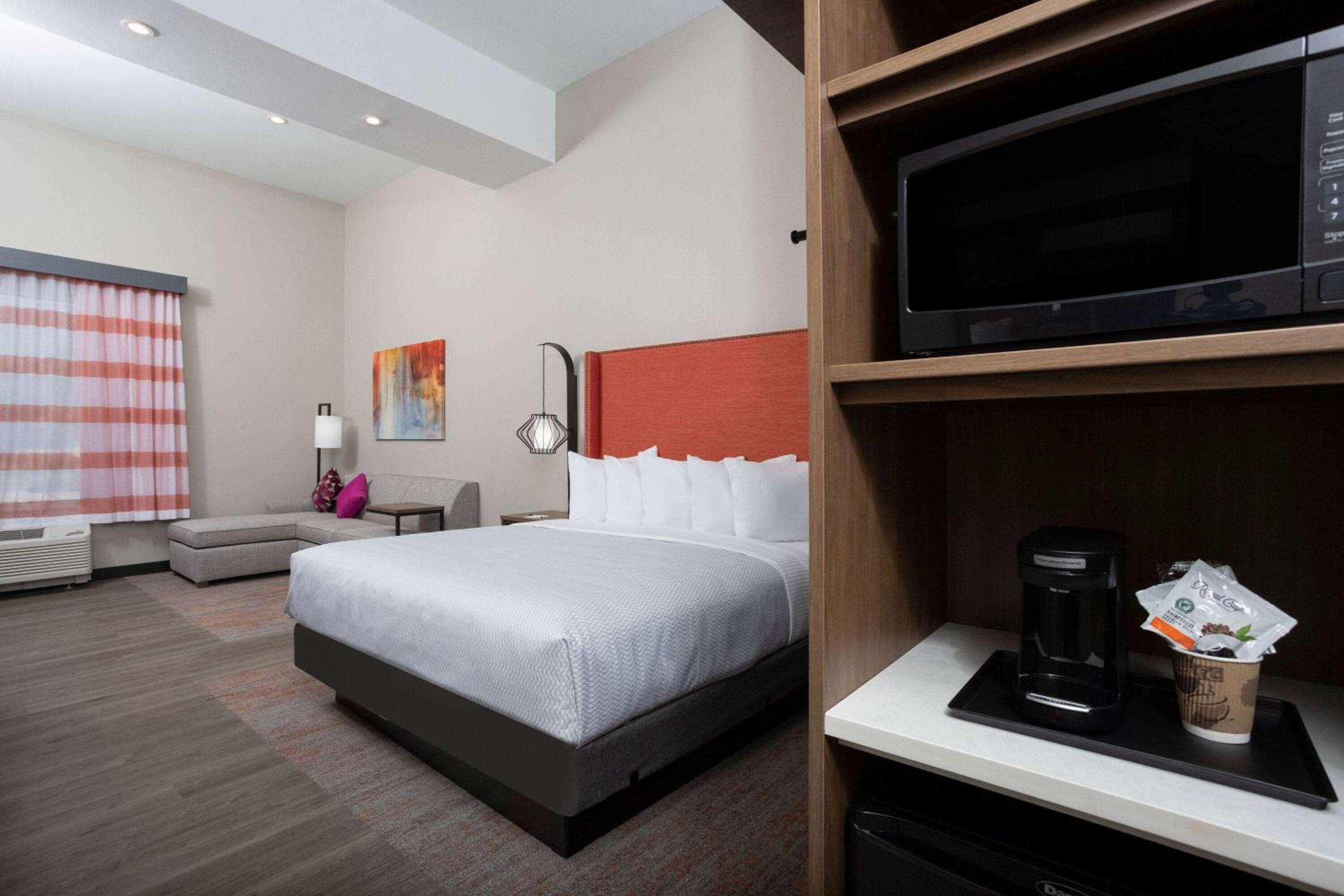 جناح بسرير كينج مع أريكة، La Quinta Inn & Suites by Wyndham Pflugerville 3/4