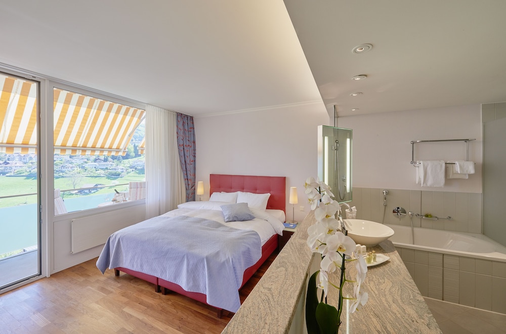 Junior Suite, Queen Bed, Bay View