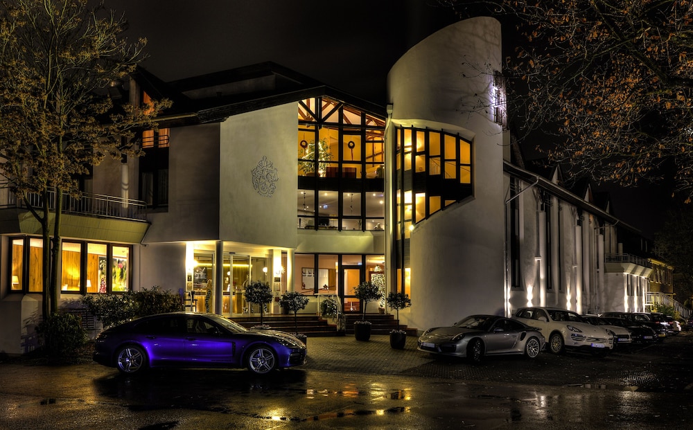 Nells Park Hotel 2/50