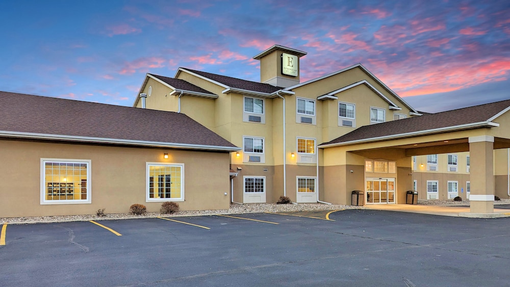 Estherville Hotel Amp Suites 1/50