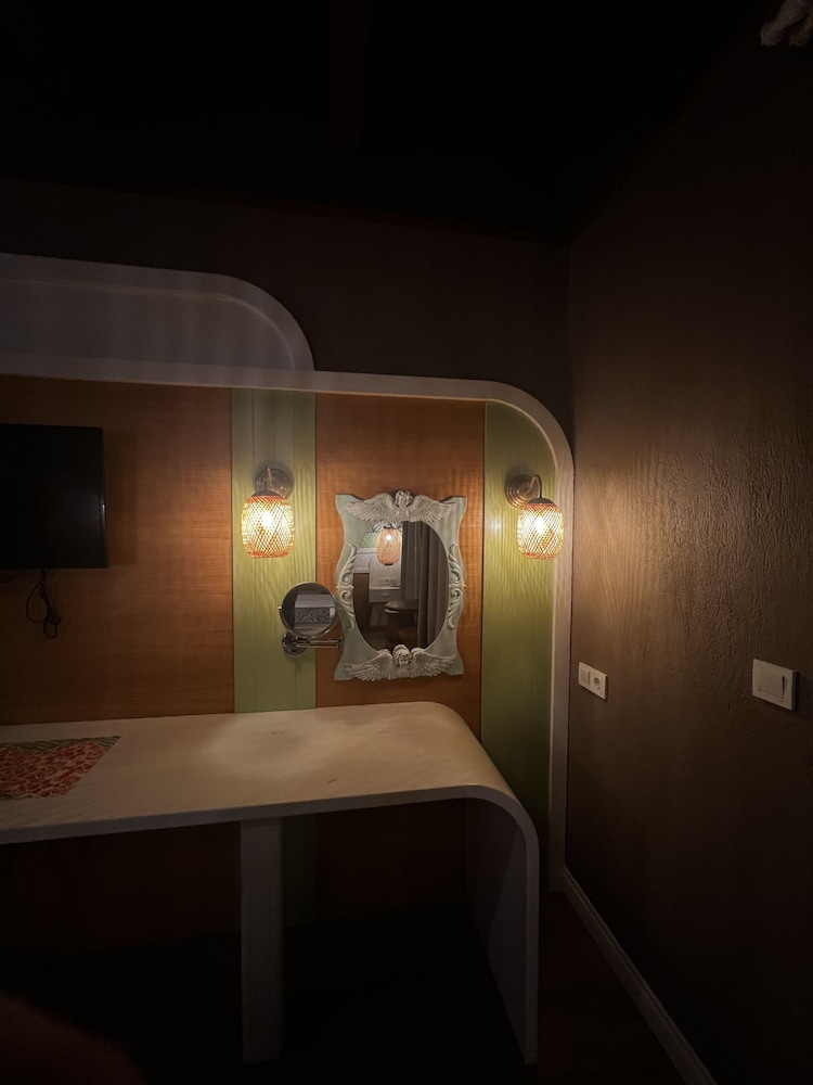 Dolphin Park Hotel 5/50