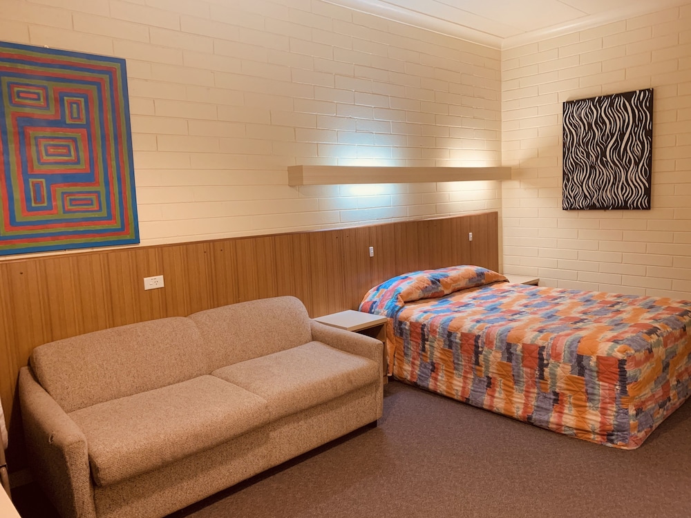 Opal Inn Hotel Motel 28/68