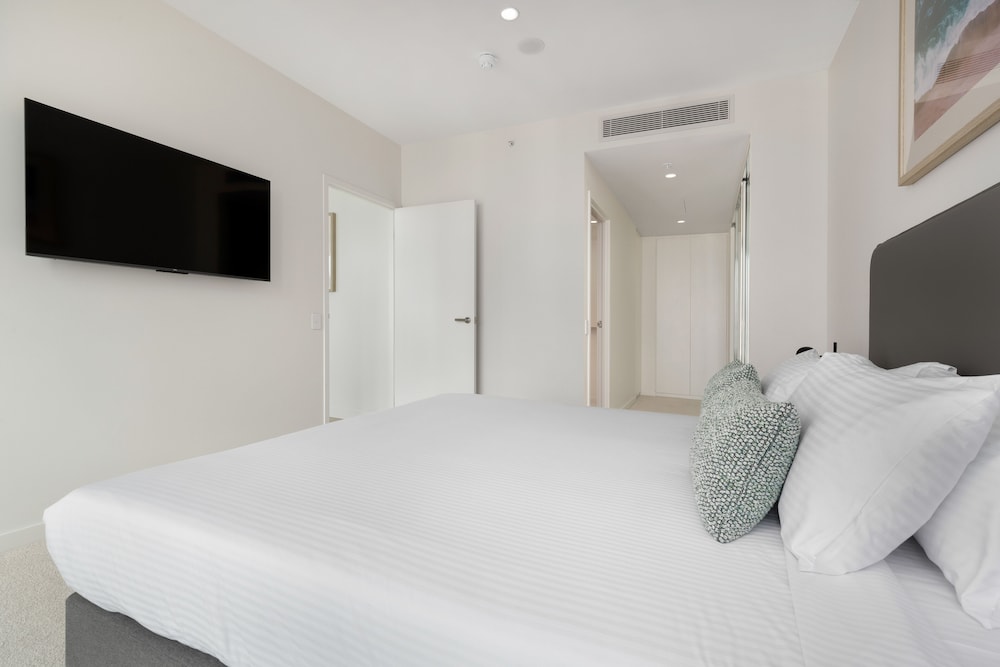 غرفة بسرير كينج وسريرين منفصلين بغرفتي نوم، ULTIQA Signature at Broadbeach 4/5