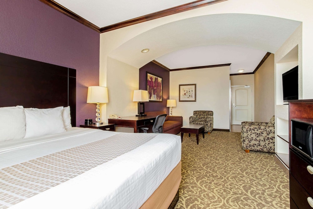 La Quinta Inn and Suites by Wyndham Ft. Worth - Burleson 10/53