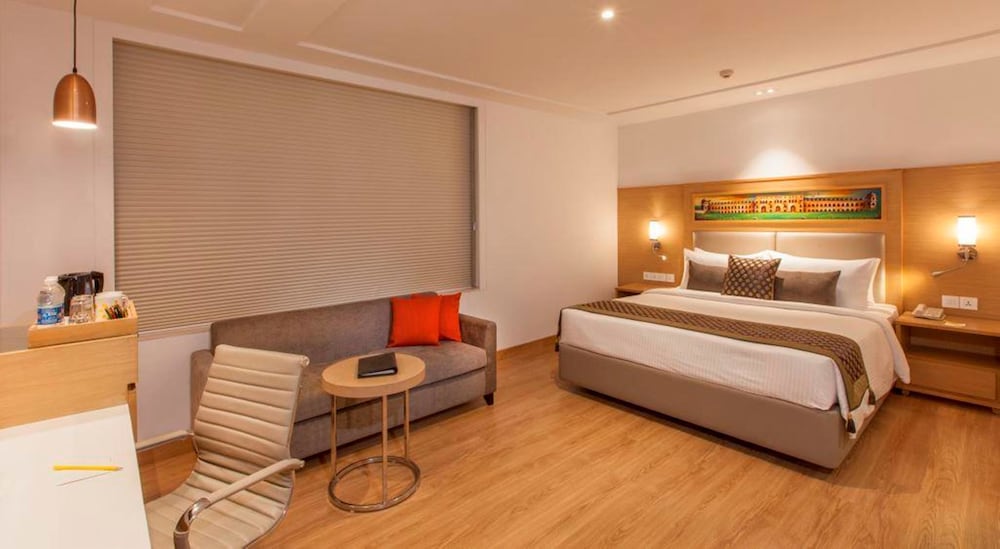 DELUXE, KING BED