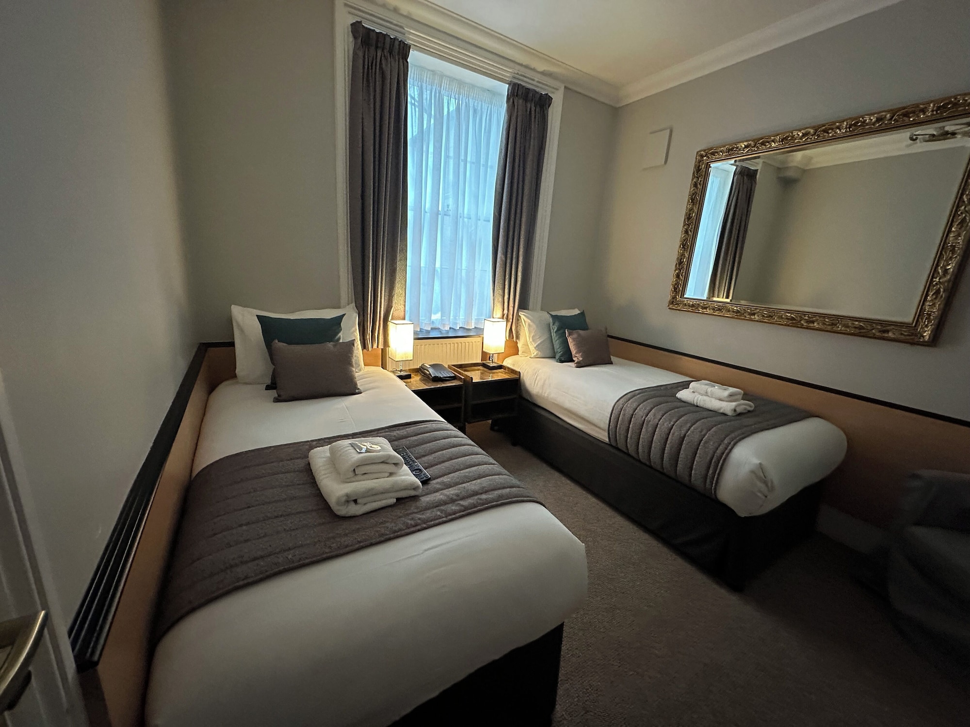 COMPACT, TWIN BEDS