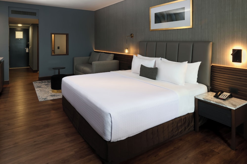 Crown, Junior Suite, King Bed