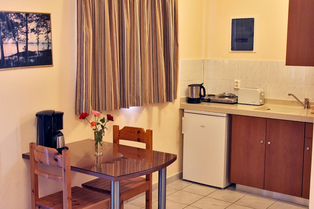 Sandys Studios Apartments And Log Villas 25/46