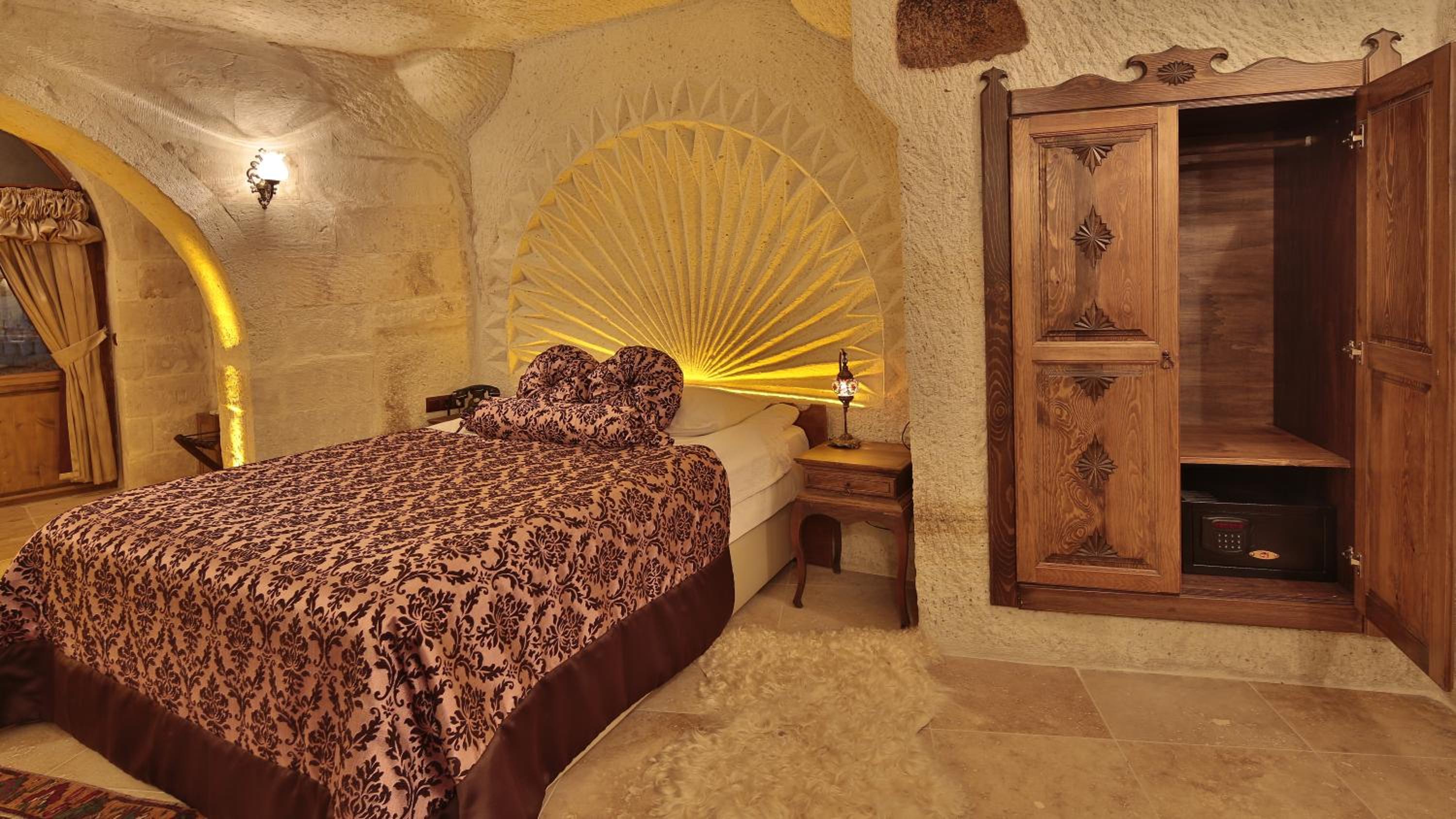 CAVE, SUPERIOR, SUITE