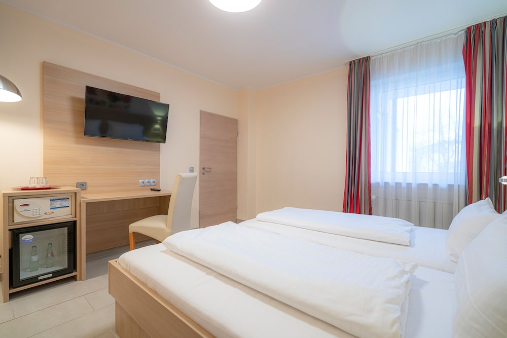 3 BEDROOMS, APARTMENT, KITCHEN