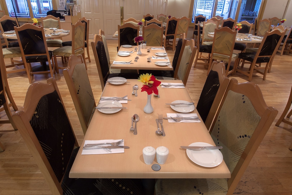 Russ Hill Hotel Gatwick 48/62