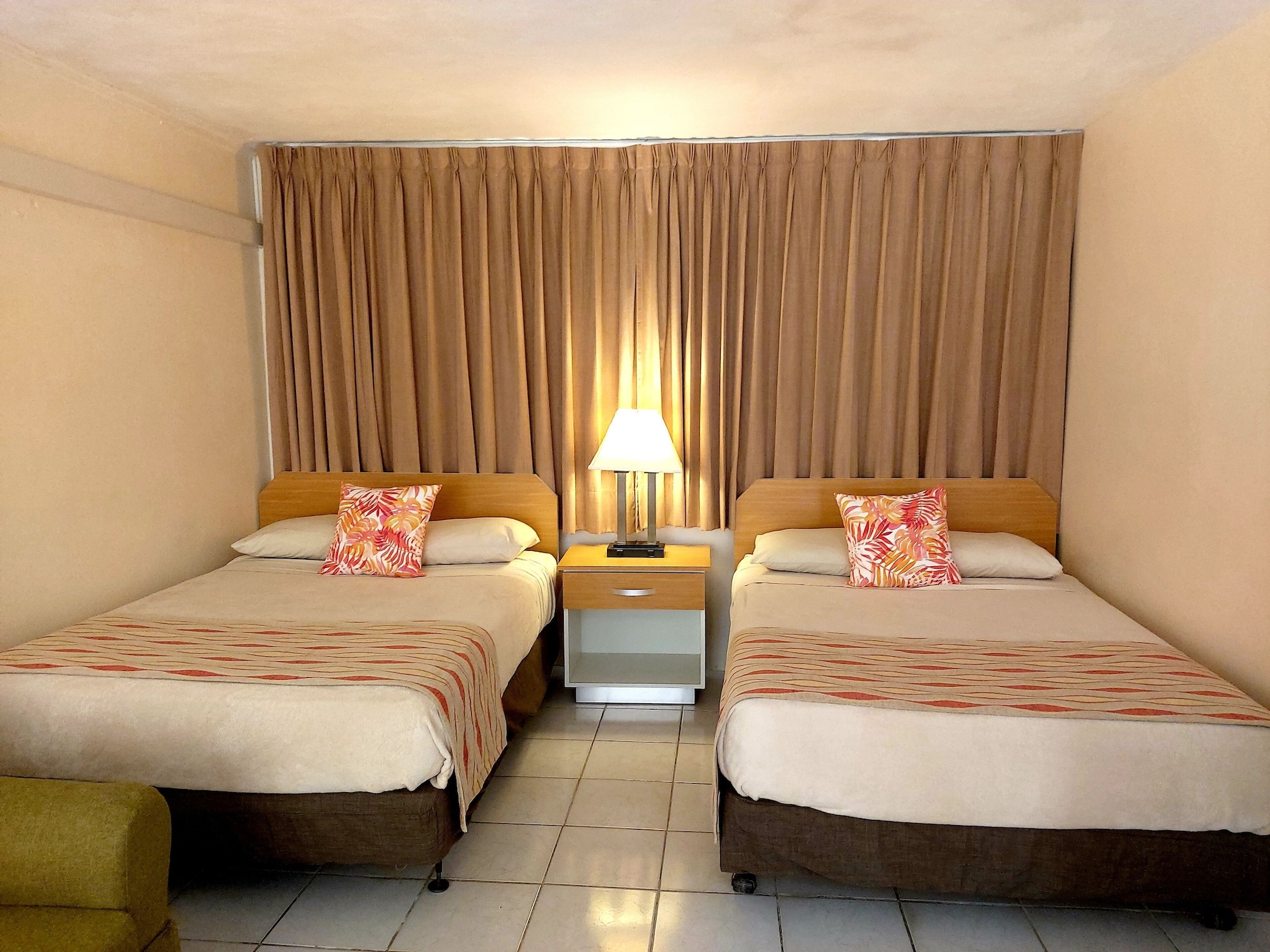STUDIO, 2 DOUBLE BEDS
