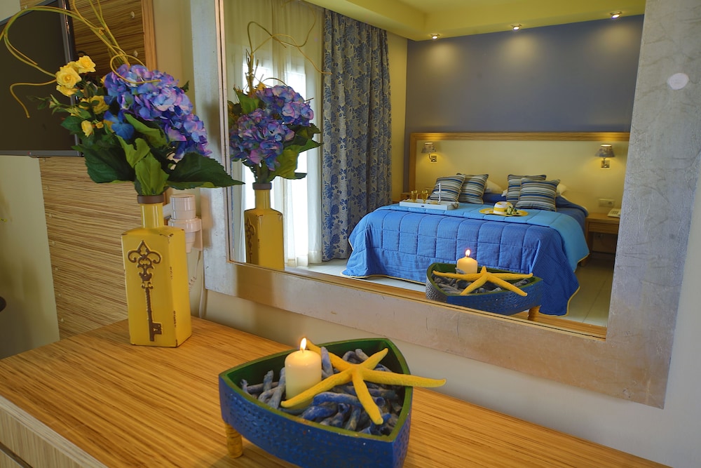 Dolphin Bay Seaside Resort & Suites 24/74