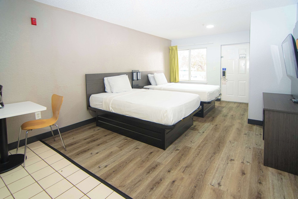 Studio 6 Extended Stay - West Palm Beach, FL 25/52