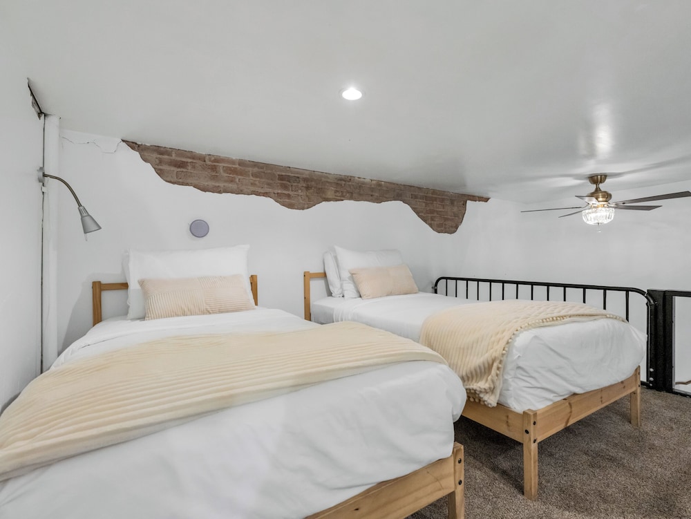 Loft, 4 Beds, 1 Queen and 4 Single Beds, Queen Bed, 2 Bathrooms, Large