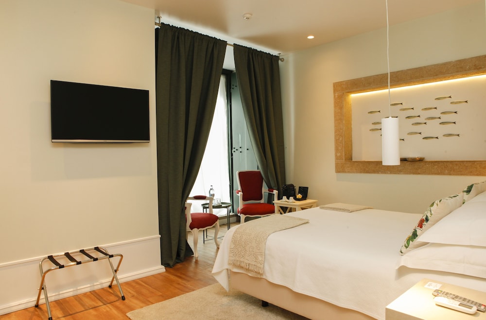 ROOM, DOUBLE OR TWIN BED