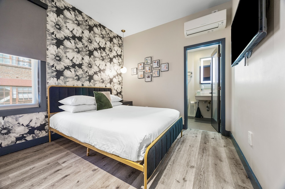 STANDARD, QUEEN BED