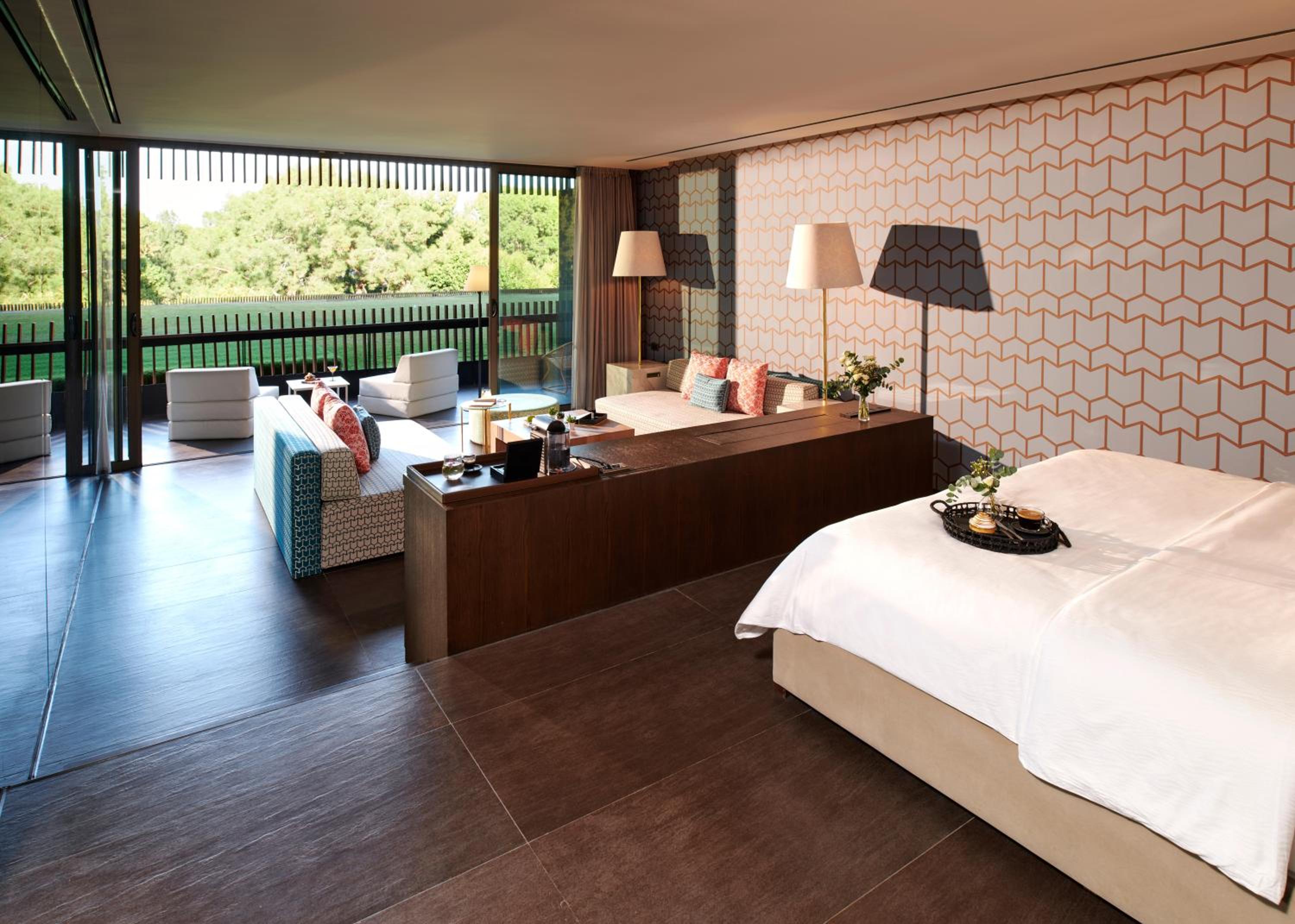 Suite, Single, Queen Bed, Land View