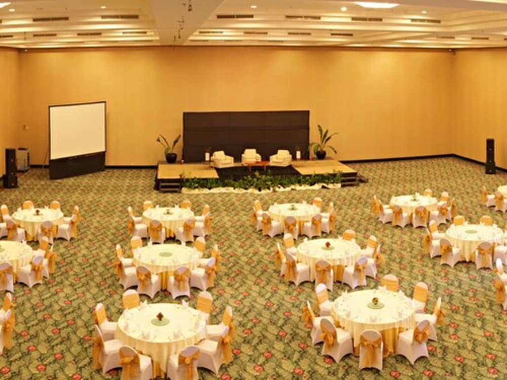 Sintesa Peninsula Hotel 38/40