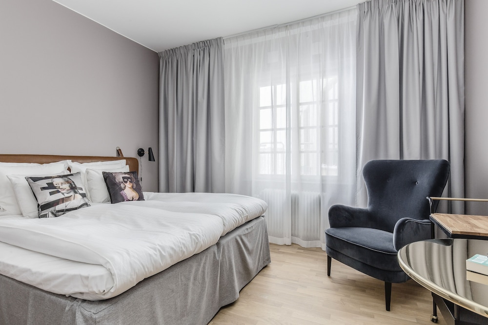 PREMIUM, QUEEN BED