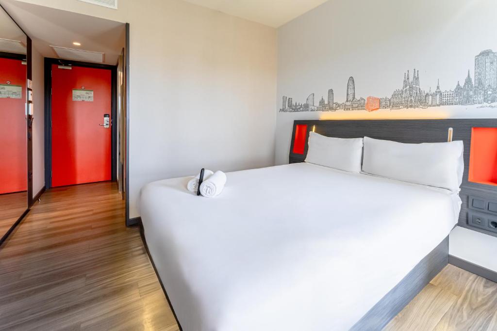 Superior, Queen Bed, easyHotel Barcelona Fira 2/3