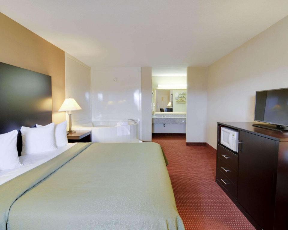 Efficiency, Suite, King Bed