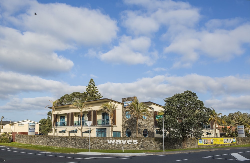Waves Motel 8/46