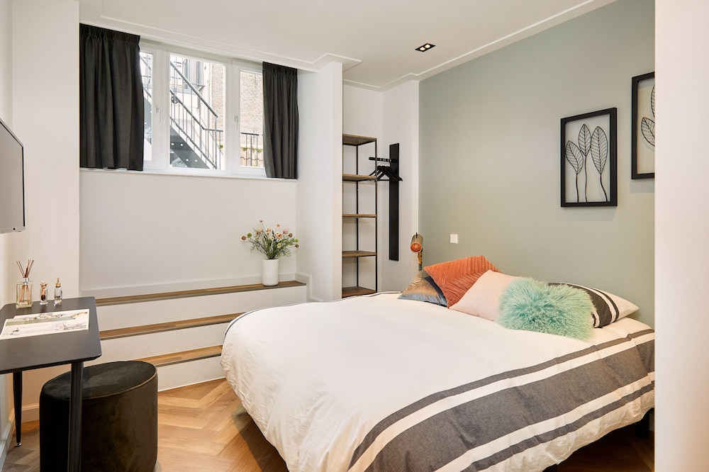 Damrak Short Stay Amsterdam 8/35