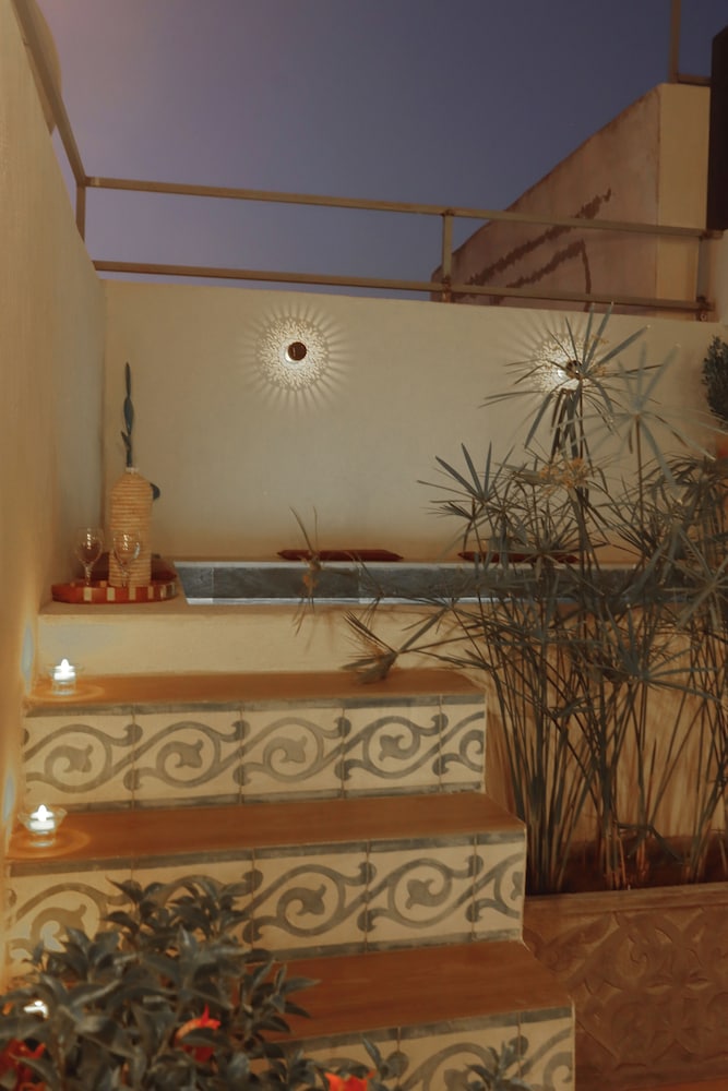 Riad Laora 11/80