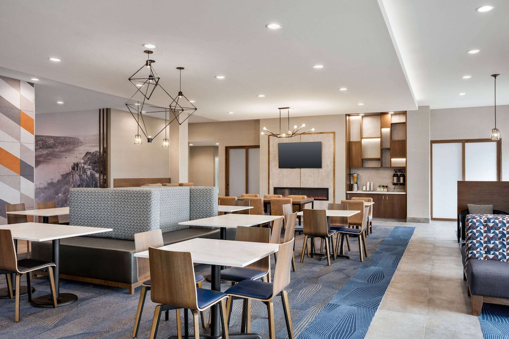 La Quinta Inn and Suites by Wyndham Del Rio 49/65