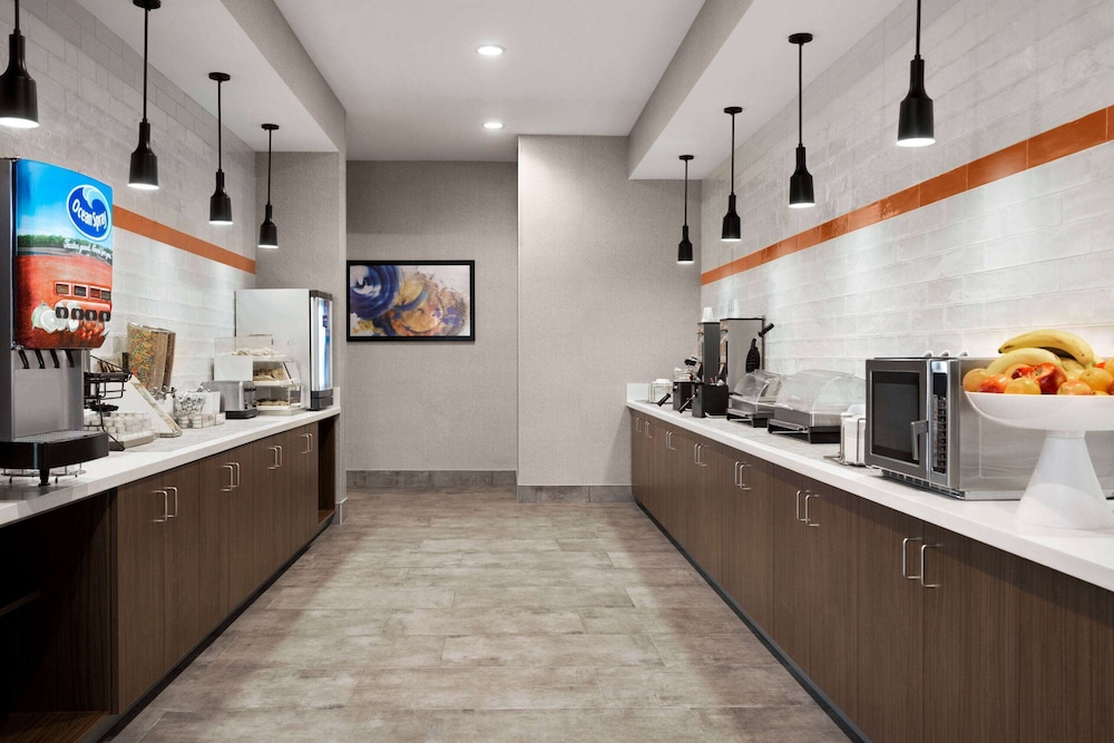 Hawthorn Extended Stay by Wyndham Del Rio 10/65