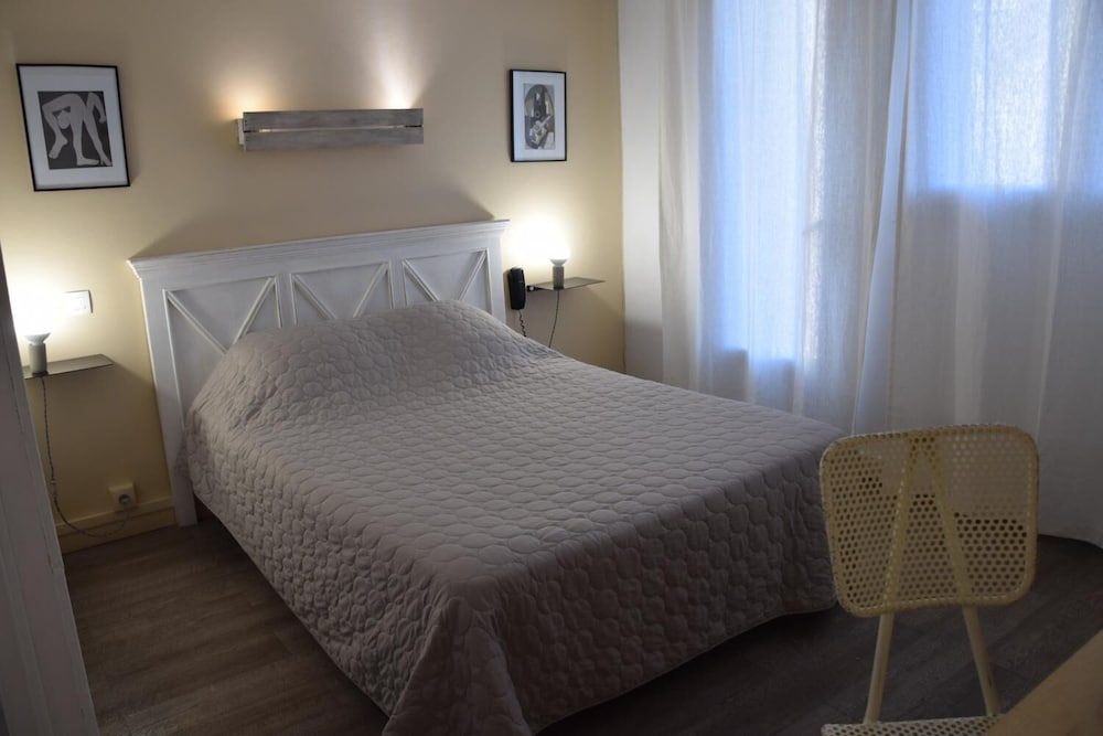 Hotel Le Grillon 16/25