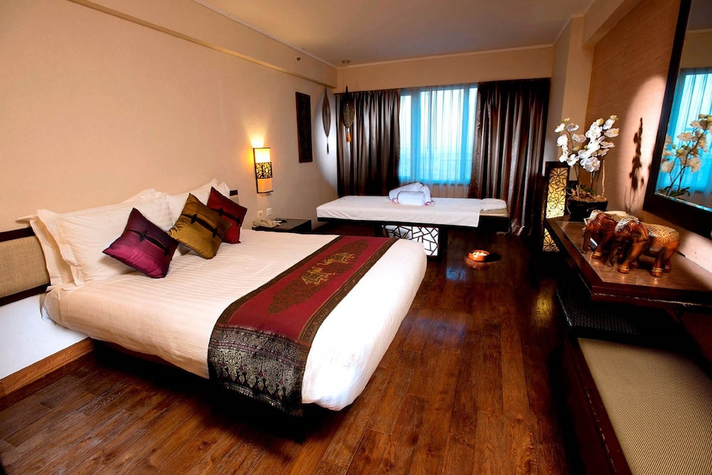 Regal Airport Hotel 12/67