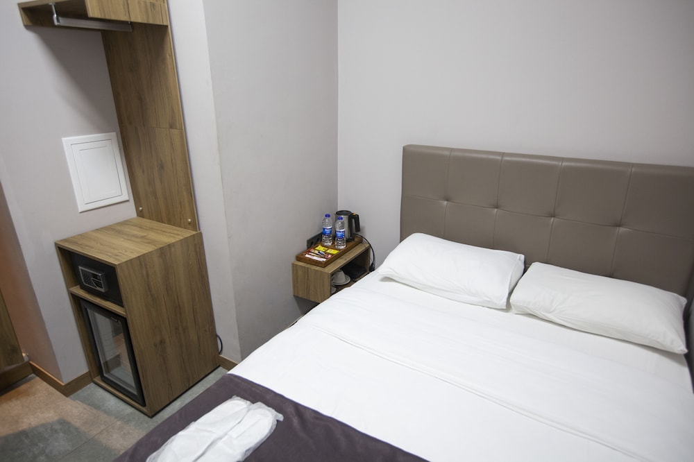 Jurnal Hotel 18/32