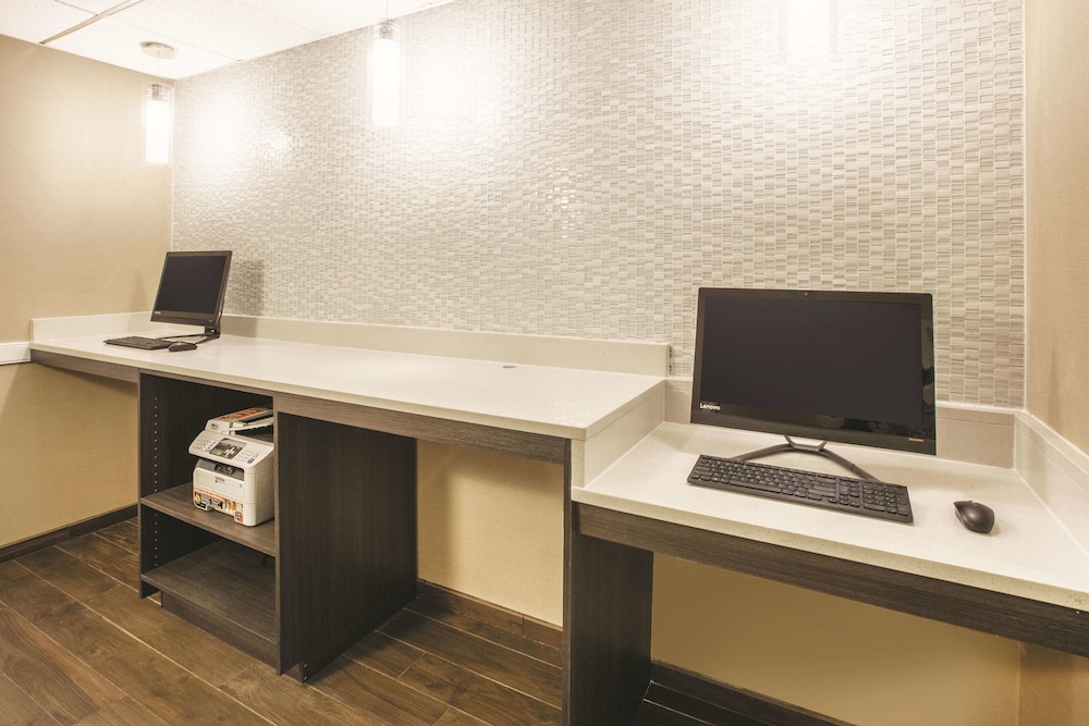 La Quinta Inn & Suites by Wyndham Mechanicsburg - Harrisburg 42/46