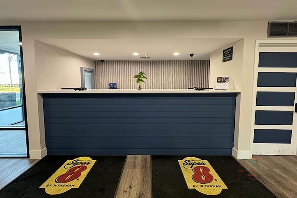 Super 8 by Wyndham Orlando Near Florida Mall 9/54