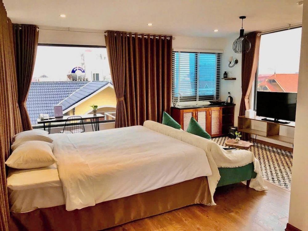 SIGNATURE, SUITE, KING BED, CITY VIEW, PATIO