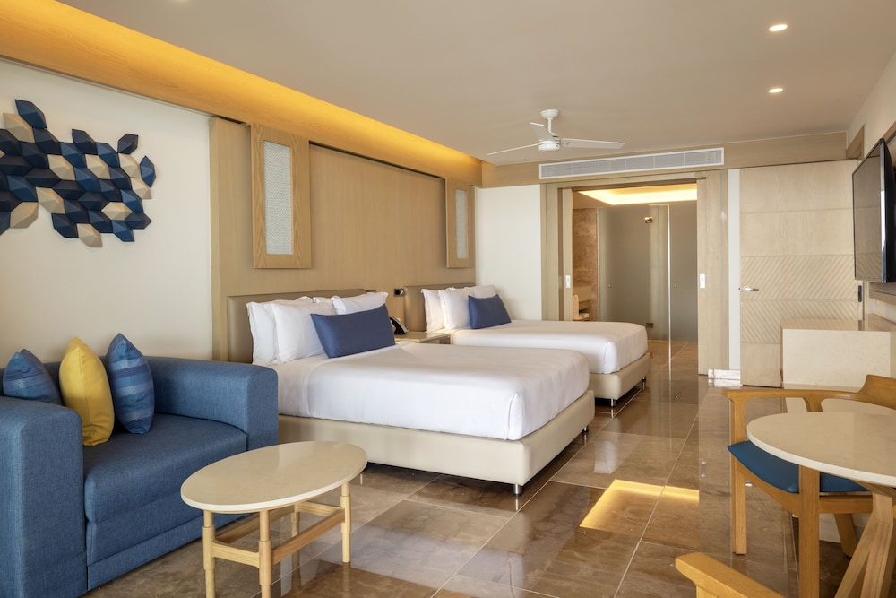 2 Bedrooms, Diamond Club, Chairman, Luxury, Suite, 1 King and 2 Queen Beds, Ocean Front, 2 Sofa