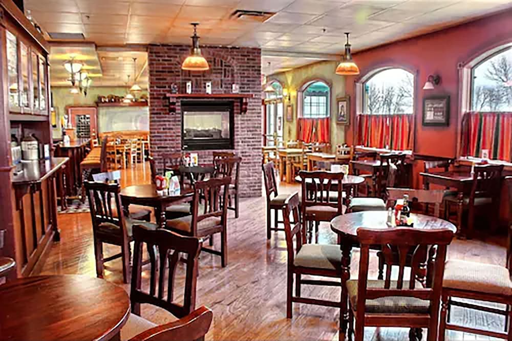 Comfort Inn and Suites At I-74 And 155 20/33