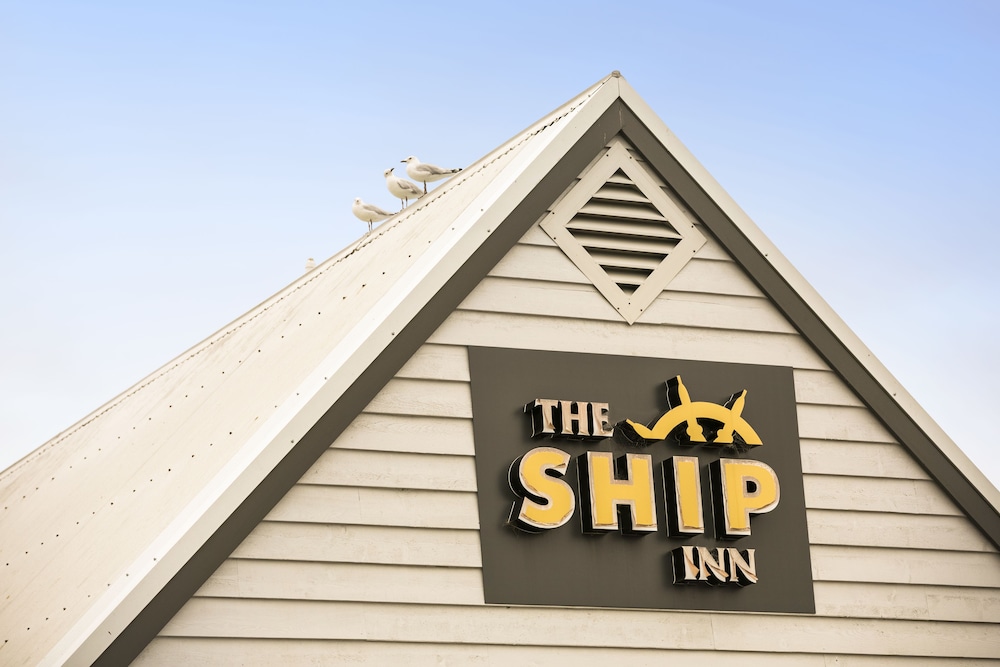 Nightcap at the Ship Inn (ex The Royal Palms Resort) 13/66