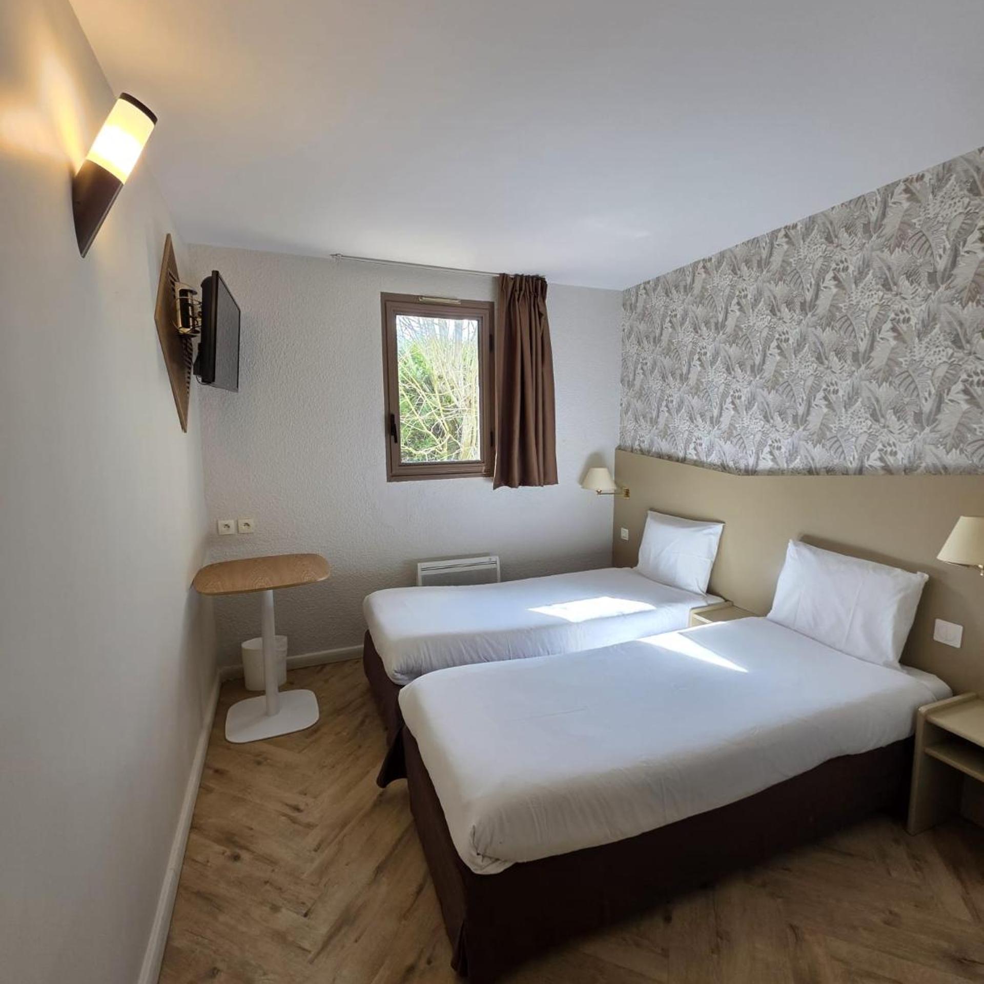 Room, Twin Beds, KYRIAD CHANTILLY 2/10