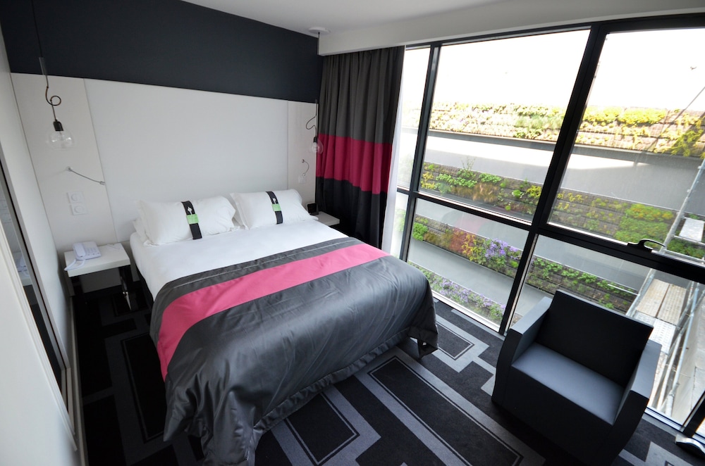 Standard, Queen Bed, Bath and Shower