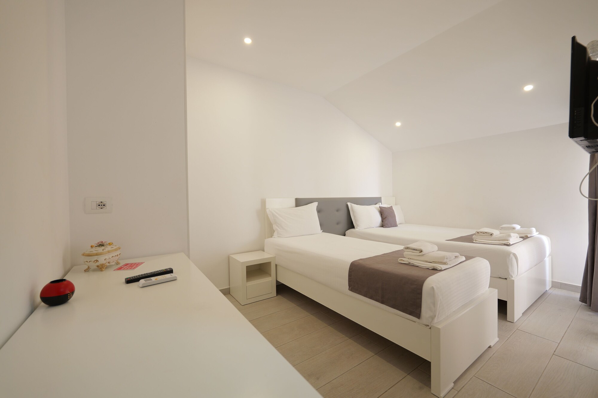 غرفة ثلاثية بسرير مزدوج وسرير فردي بشرفة، Vila Era Beach 2/9