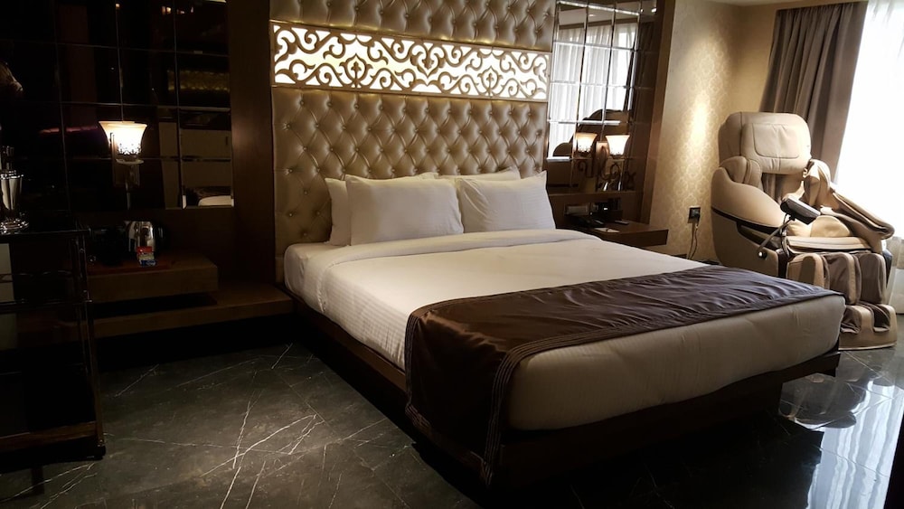 Peninsula Redpine Mumbai 17/58