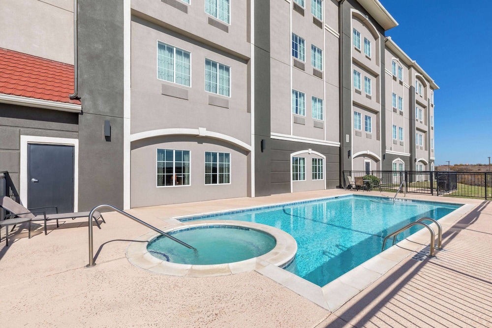 La Quinta Inn & Suites by Wyndham Fort Worth - Lake Worth 3/50
