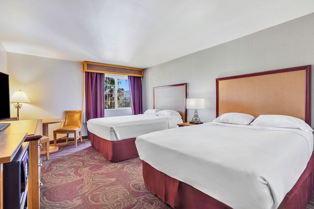 Standard, 2 Queen Beds, Pool View